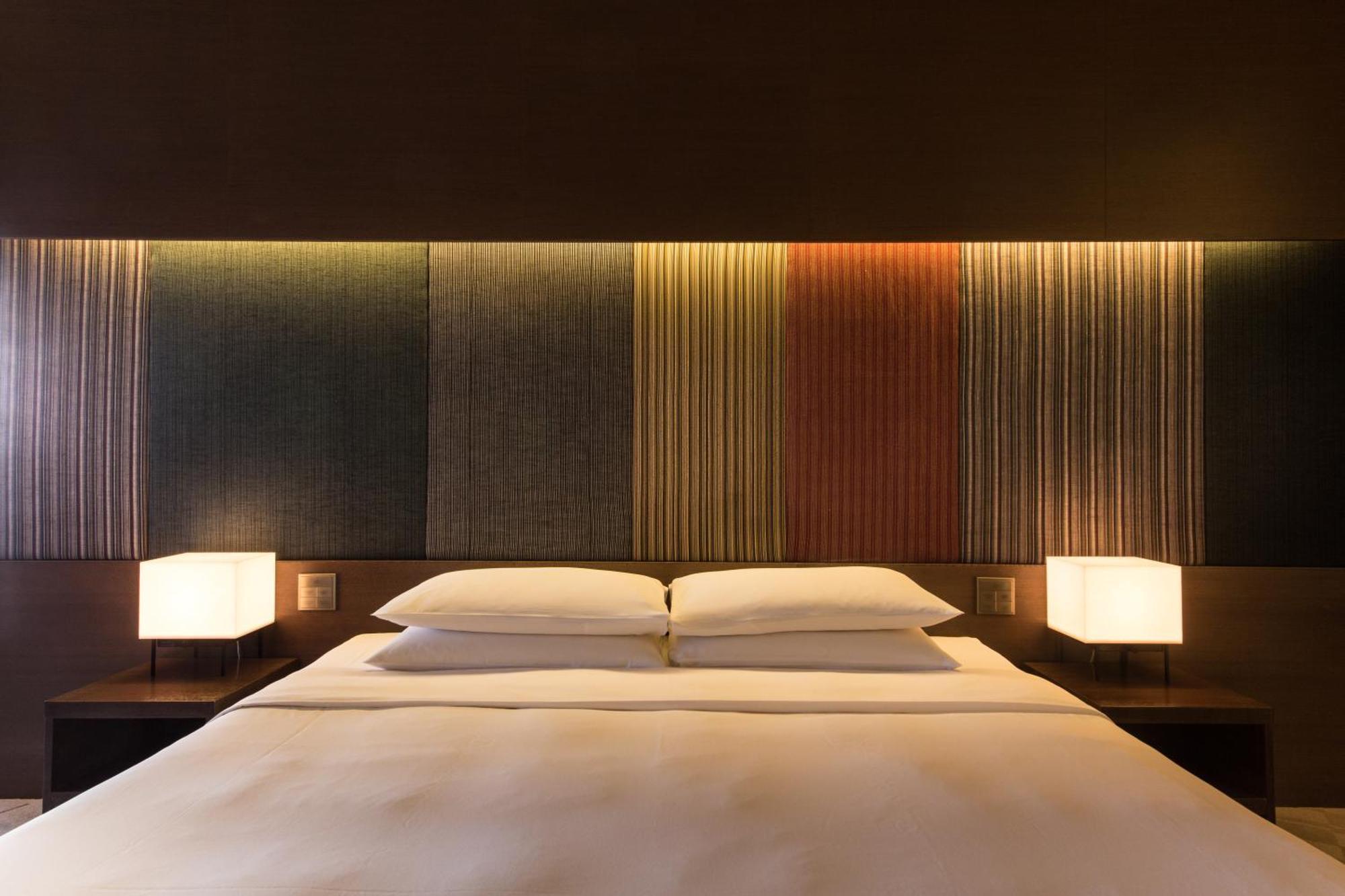 Zimmer mit Kingsize-Bett